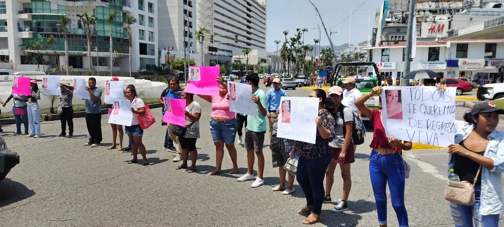Familiares y amigos de la joven piden a las autoridades que agilicen la búsqueda de Fabiola. Foto Héctor Briseño