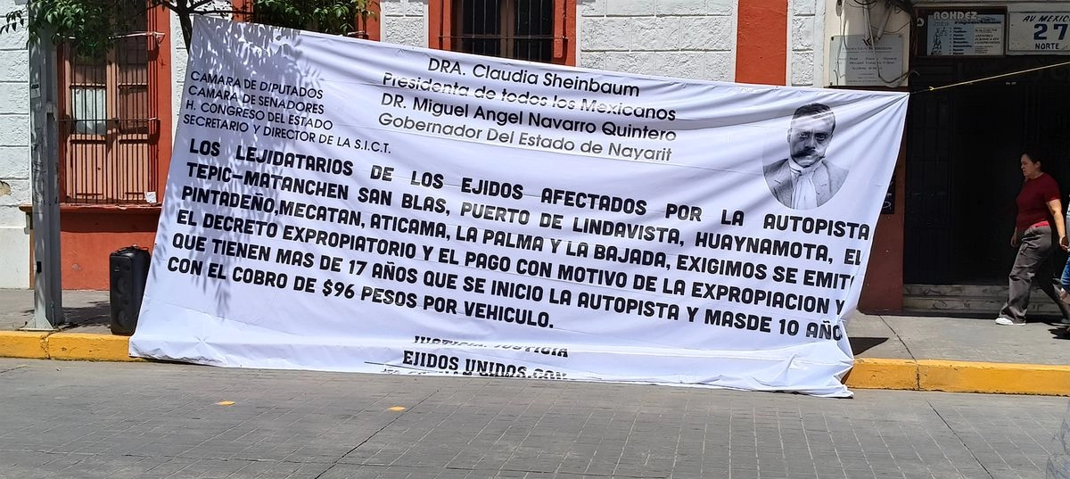 En una carta que se entregaba a los transeúntes, culparon a la SICT y SEDATU, de no haber impulsado el procedimiento expropiatorio de bienes ejidales y comunales y dejarlos en el desamparo.