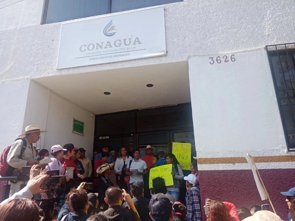 Comuneros frente a la delegación de la Conagua en Morelia. Foto Ernesto Martínez