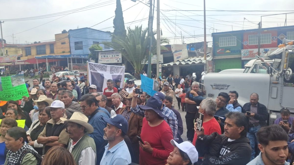 Más de 200 ejidatarios y pobladores de esa comunidad exigieron una respuesta de las autoridades de los tres niveles de gobierno y que sea erradicado el tiro de desechos de La Palma, ubicado en el kilómetro 14 de la carretera libre Naucalpan-Toluca. Foto 