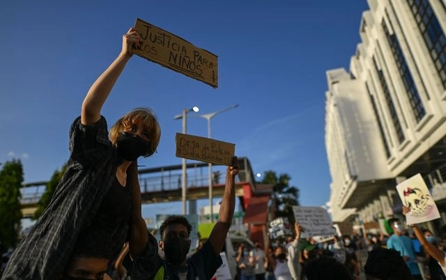 Siguen las protestas y marchas en contra de los abusos de menores de edad reportados en albergues manejados por el gobierno de Panamá. Foto Afp