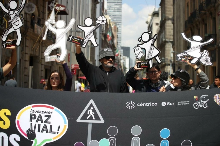 Integrantes de diversas organizaciones protestan en la víspera del Día Mundial del Peatón, para exigir que se cumpla la ley general de Movilidad y Seguridad Vial, en la Ciudad de México, el 16 de agosto de 2023. Foto Yazmín Ortega Cortés