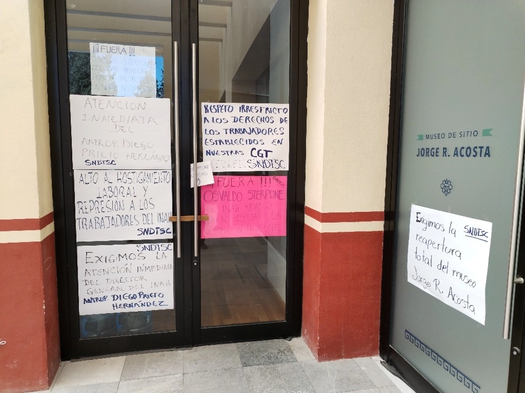 Martha Araceli Carmona secretaria general de la sección uno del Sindicato Nacional Democrático de Trabajadores de la Secretaría de Cultura sección Hidalgo,y Armando Arenas Sánchez  del colegiado de organización de la misma central sindical junto con otros trabajadores señalaron al director del Centro INAH en Hidalgo a 12 meses de haber asumido el cargo ha emprendido una política "de miedo e intimidación" hacia los 150 empleados con desplantes despóticos. Foto Ricardo Montoya 

