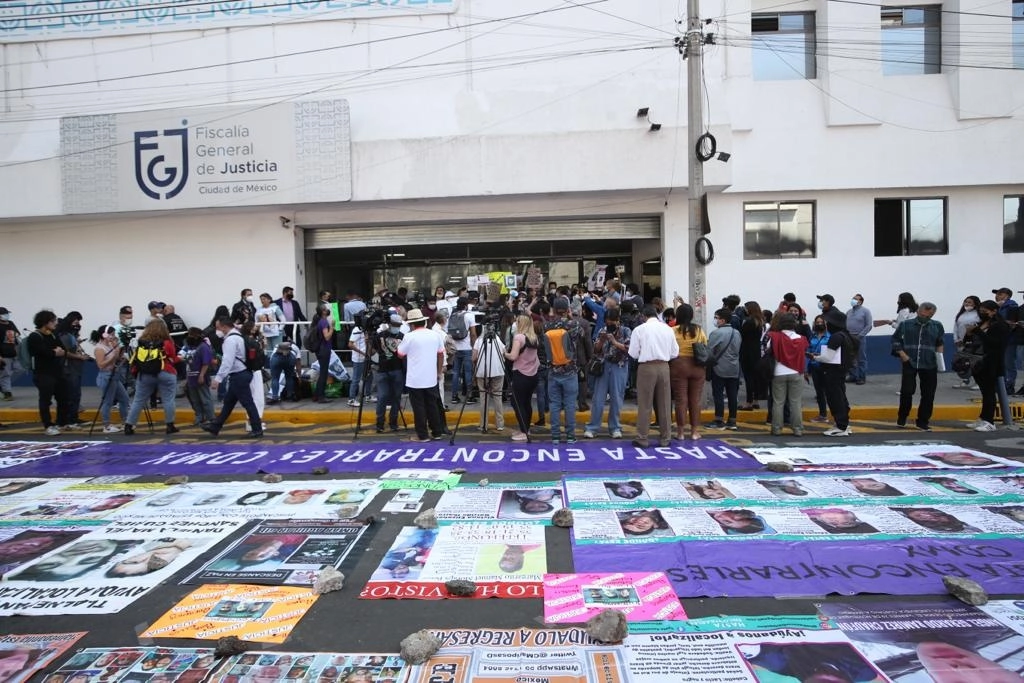 Integrantes de los colectivos Una Luz en el Camino, Hasta Encontrarles CDMX, entre otros, se concentraron y manifestaron en la entrada de la Fiscalía General de Justicia de la capital, en exigencia de la destitución de la fiscal de Investigación y Persecución de los Delitos en Materia de Desaparición Forzada de Personas y la Desaparición Cometida por Particulares y Búsqueda de Personas Desaparecidas, May Gómez Jiménez, el 15 de marzo de 2022. Foto Yazmín Ortega Cortés
