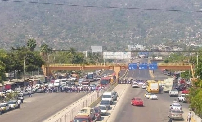 Maestros de la UPN de Acapulco bloquearon vialidades en protesta a la destitución del director. Foto La Jornada