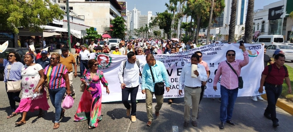 Inconformes acusaron a Francisco Rodríguez, subsecretario de  Asuntos políticos y sociales de Guerrero, de querer sustituir  Edmundo Gatica Carmona como director del CECyTEg. Foto Héctor Briseño