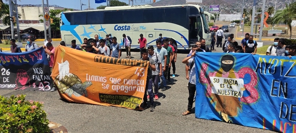 Alumnos de la Normal de Ayotzinapa se manifestaron en Acapulco, donde criticaron el poco avance en la pesquisa sobre la desaparición de sus compañeros. Foto Héctor Briseño