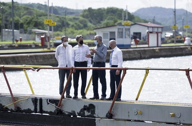 El Ministro de Asuntos del Canal de Panamá, Aristides Royo, (izq), el Secretario de Estado de EU, Antony Blinken (c,izq), el Administrador de la Autoridad del Canal de Panamá, Ricaurte Vásquez (c,der), y el Secretario de Seguridad Nacional de EU, Alejandro Mayorkas (der), recorren las Esclusas de Miraflores del Canal de Panamá. Foto Ap