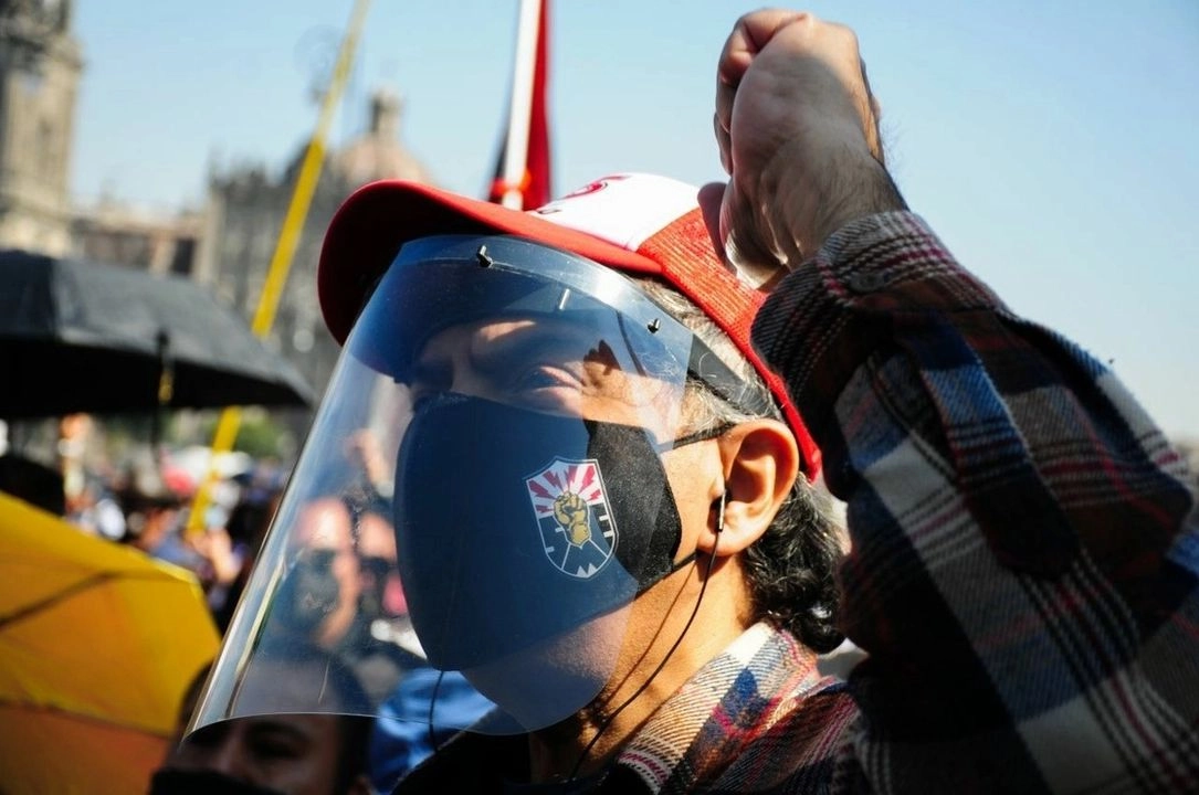 Se trata de ex trabajadores y miembros de Frente Amplio de Unidad (FAU), cuya diligencia explicó a La Jornada que se trata de un enorme retraso de más de dos años y medio. Foto 