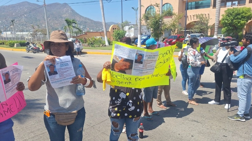 Olivia Trinidad mencionó que "pido que me entiendan como madre, ya son cuatro días, yo no sé si come, si duerme". Foto La Jornada
