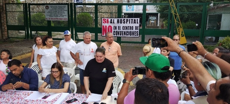 Activistas se manifestaron a las 8 horas en la puerta 5 del Centro Internacional Acapulco (CIA), el 25 de septiembre de 2023. Foto Héctor Briseño