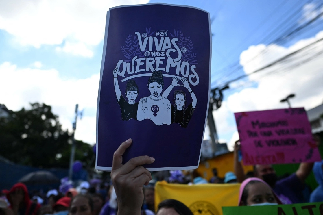 Protesta para exigir justicia por las víctimas de feminicidio en San Salvador, durante el Día Internacional de la Eliminación de la Violencia contra la Mujer, el 25 de noviembre de 2022. Foto Afp
