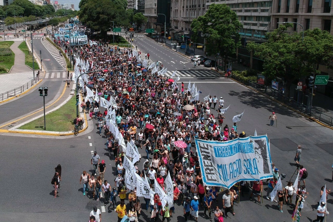 Multitudinaria marcha hacia la 
Corte Suprema de Argentina
para reclamar por la libertad de Milagro Sala. Foto @PrensaTupac
