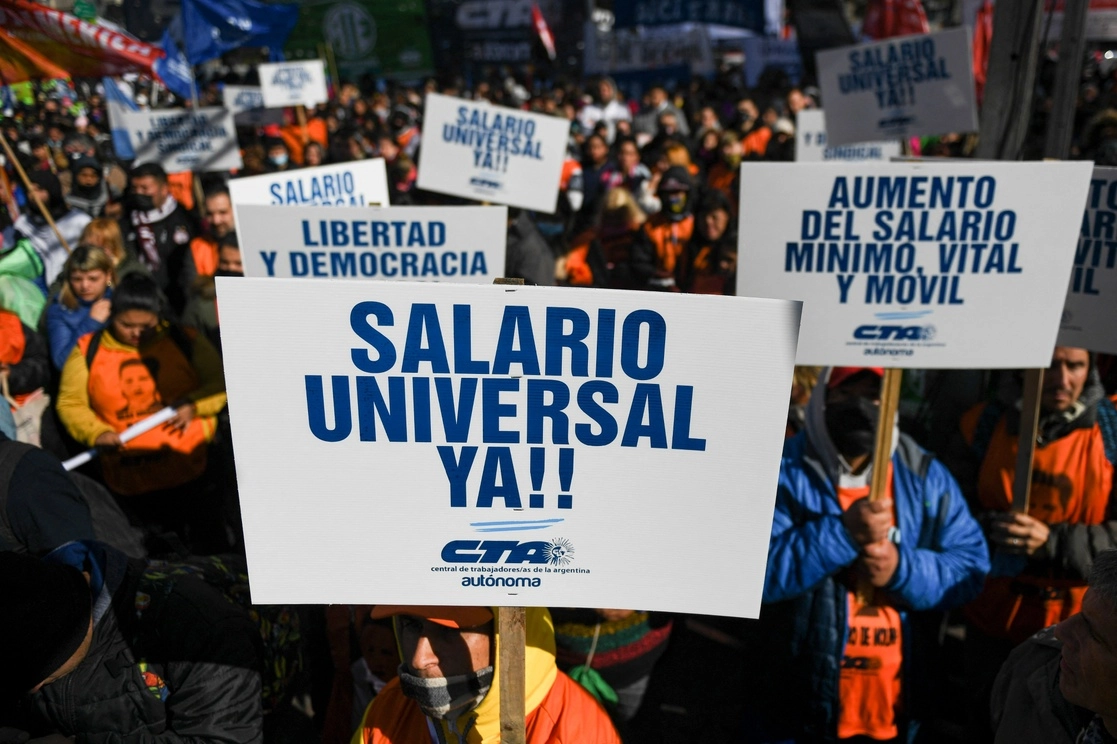 Miles marchan en calles de Buenos Aires, Argentina, reclamando un "salario universal", el 28 de julio de 2022. Foto Afp 