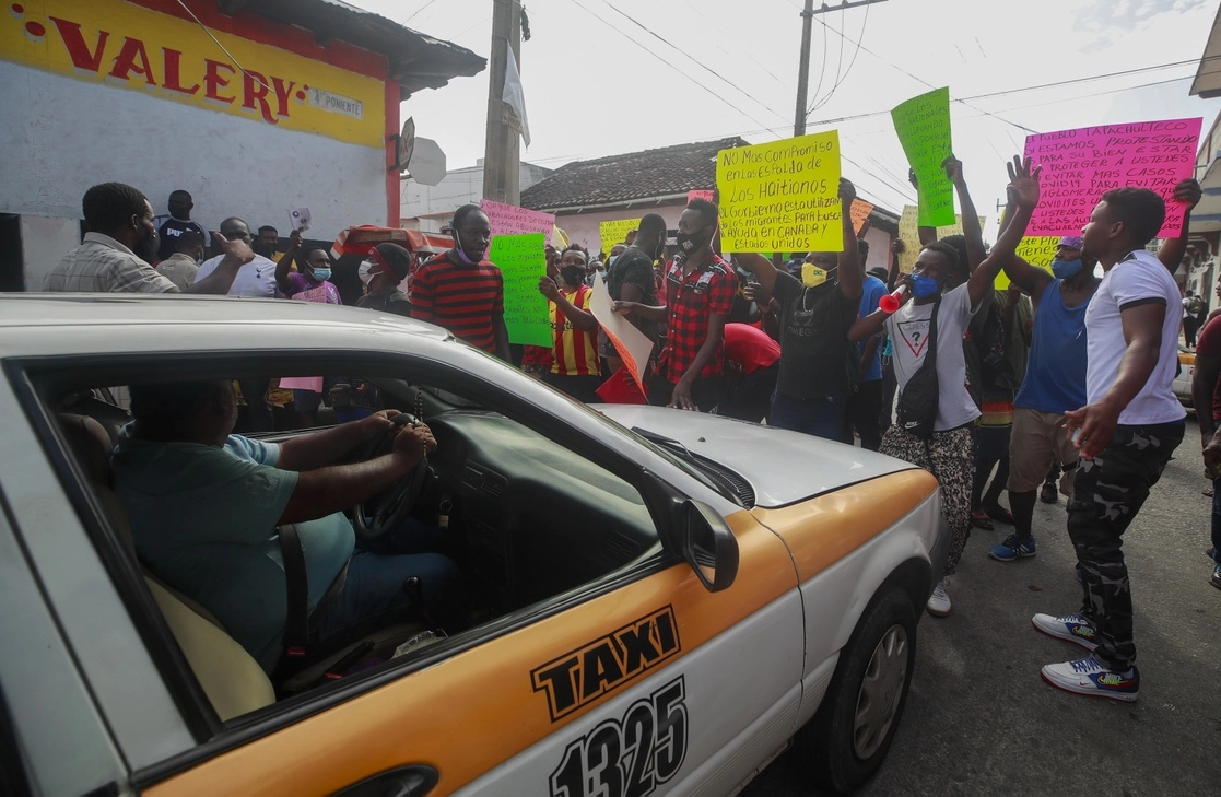 Migrantes haitianos protestan en Tapachula, Chiapas, para exigir un trato justo sin corrupción y más eficacia en los trámites migratorios, el 6 de septiembre de 2021. Foto Víctor Camacho