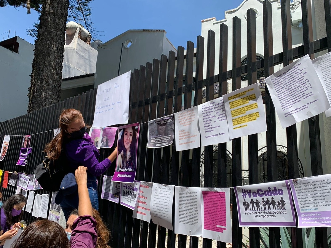 Un grupo de mujeres protesta frente a la oficina de la representación de Jalisco en la Ciudad de México, luego que Luz Raquel Padilla fue asesinada en esa entidad, el 21 de julio de 2022. Foto Alfredo Domínguez