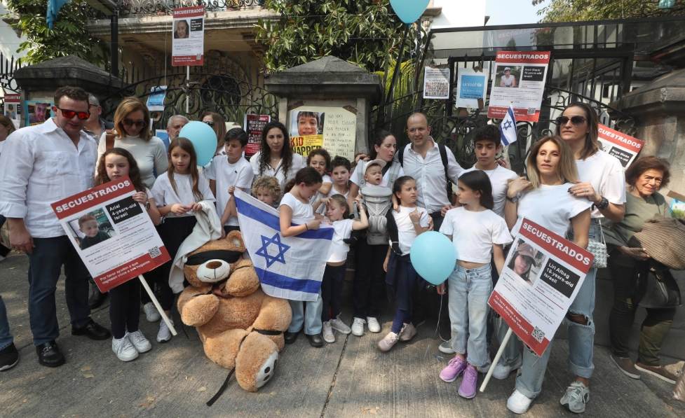 Manifestantes durante la protesta en la sede de Unicef México. Foto Alfredo Domínguez