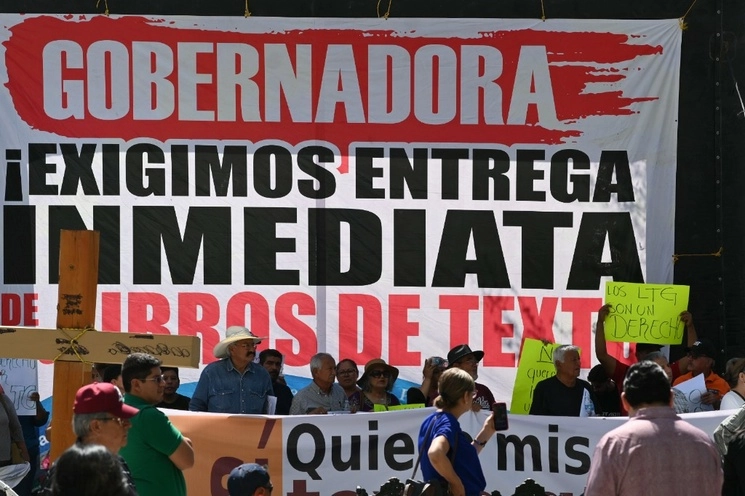 La bancada de Morena salió para integrarse a la manifestación de las personas que los consejeros estatales de su partido habían movilizado afuera de la sede legislativa. Foto cortesía Congreso del Estado
