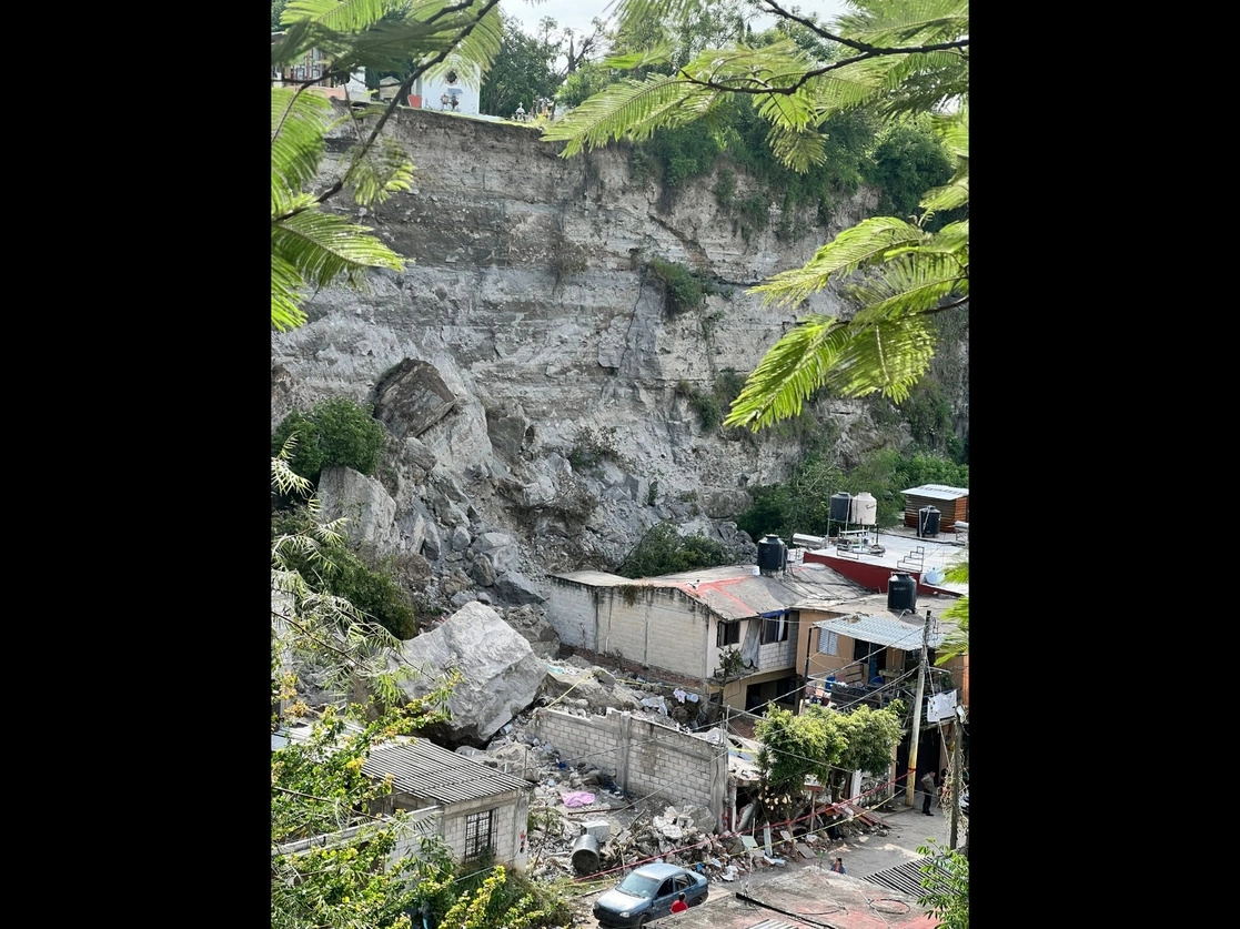 Viviendas que fueron sepultadas por una  parte del panteón La Paz  en la parte poniente de este. Foto Rubicela Morelos