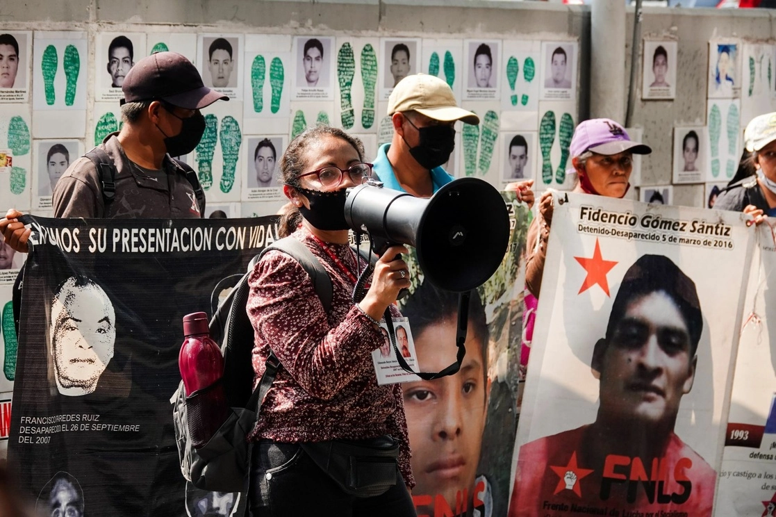 Integrantes de Integrantes del Frente Nacional de Lucha por el Socialismo durante la protesta en la sede de la FGR. Foto Cuartoscuro