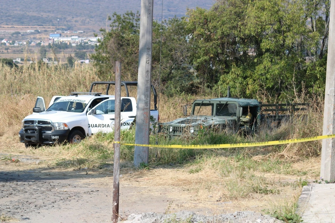 Camionetas de la Guardia Nacional y militar resguardan la zona donde fue hallada una fosa clandestina en Salvatierra, Guanajuato, en 2020. Foto Cuartoscuro / Archivo