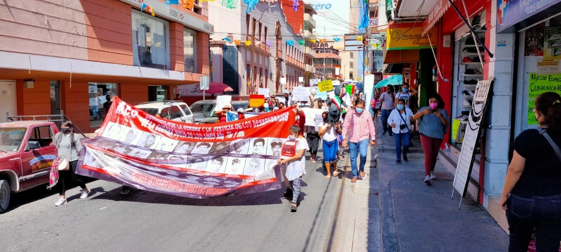 Unas 150 personas marcharon en Chilpancingo en exigencia de justicia por los desaparecidos y víctimas de la guerra sucia en Guerrero, el 19 de febrero de 2022. Foto Sergio Ocampo