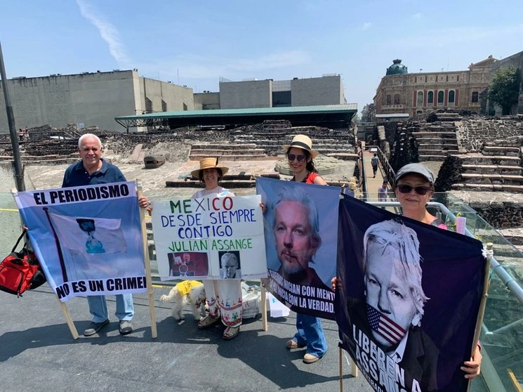 Los manifestantes, frente a Templo Mayor. Foto María Luisa Severiano/ La Jornada