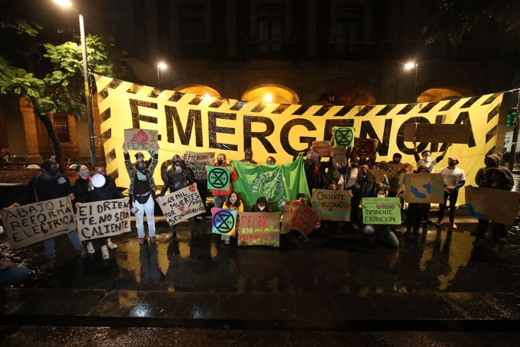 Jóvenes ambientalistas durante la protesta en la sede de la SCJN. Foto José Antonio López