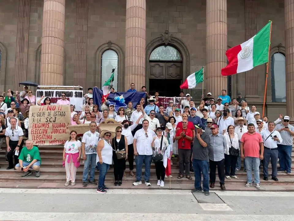 Los manifestantes expresaron que el proceso y resultados de las elecciones judiciales en el país estuvieron plagadas de irregularidades, tales como la compra de votos y anomalías en los “acordeones”, que previamente fueron autorizados por el INE. 