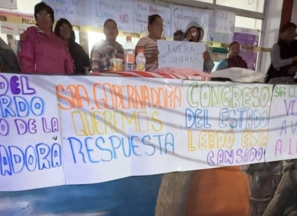 Los inconformes que mantienen tomado el palacio advirtieron que no se retiraran del lugar hasta que sus exigencias sean cumplidas, por lo que pidieron a las autoridades estatales tomar acciones prontas para que haya una solución. Foto Cortesía 