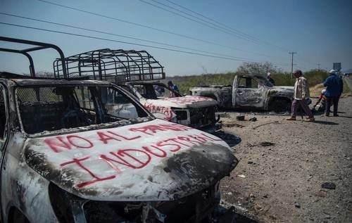 Comuneros de la agencia municipal Puente Madera, de San Blas Atempa, incendiaron ayer cuatro vehículos en la carretera transístmica, en rechazo a los acuerdos de la asamblea comunitaria en 2021.Foto cortesía Estación Foto