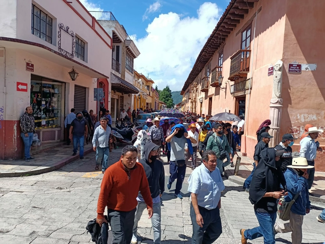 500 artesanos marcharon en San Cristóbal de las Casas, Chiapas, porque las autoridades se oponen a dejarlos vender en el Centro Histórico, el 23 de junio de 2021. Foto La Jornada
