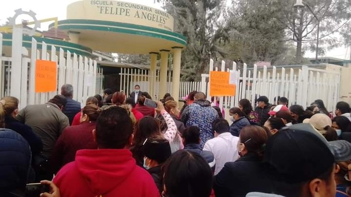 Padres de familia acudieron a la secundaria Felipe Ángeles, ubicada en el centro de la cabecera del municipio de Atotonilco de Tula, para exigir acciones para prevenir la introducción de drogas y sustancias peligrosas al plantel, el 2 de diciembre de 2022. Foto La Jornada