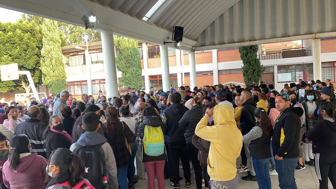 Padres de familia de la escuela secundaria 228 “Felipe Sánchez Solis” exigen sea procesado el maestro que hizo tocamientos sexuales a 16 alumnas, el 17 de octubre de 2022. Foto La Jornada