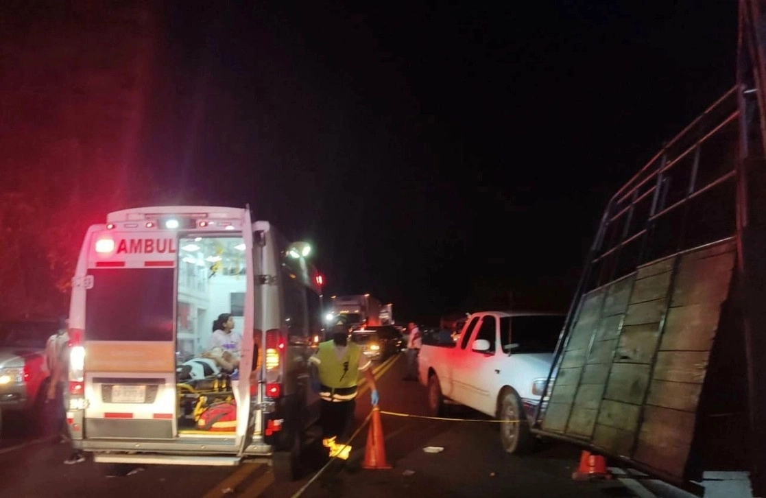 La camioneta de tres toneladas en la que se desplazaban unos 30 migrantes se volcó la noche del martes, lo que dejó como saldo al menos 10 heridos. Foto cortesía Cruz Roja de Tuxtla Gutiérrez