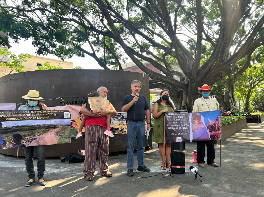 Integrantes del Movimiento Morelense contra las Concesiones Mineras demandaron a la Semarnat no autorizar la explotación de oro y plata en la zona arqueológica de Xochicalco, porque este proyecto minero acabará con la tierra, el 23 de mayo de 2022. Foto Rubicela Morelos
