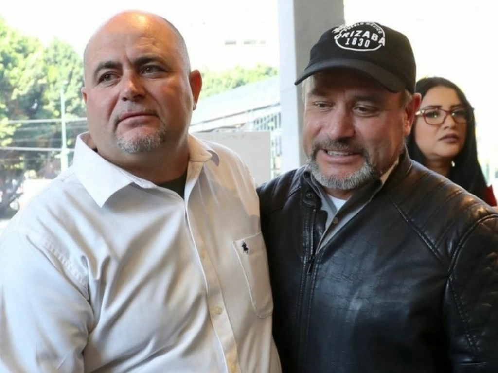 Julián y Adrián LeBarón en la Ciudad de México. Foto Luis Castillo / Archivo