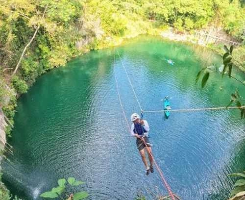 La Poza Azul, un cuerpo de agua ubicado en el municipio de Emiliano Zapata, Veracruz, donde turistas realizan actividades recreativas. Foto Sergio Hernández Vega