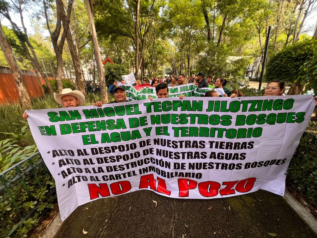 La investigadora y ambientalista, Xiomara Trujillo Gutiérrez denunció que el 10 de julio pasado pudo documentar el paso de 158 camiones de carga, incluidas 15 pipas de agua, por los accesos de Rancho Blanco y Condado de Sayavedra, “lo que revela un patrón alarmante de extracción y tráfico de materiales y agua, facilitado por la permisividad o complicidad del gobierno municipal”. Foto 