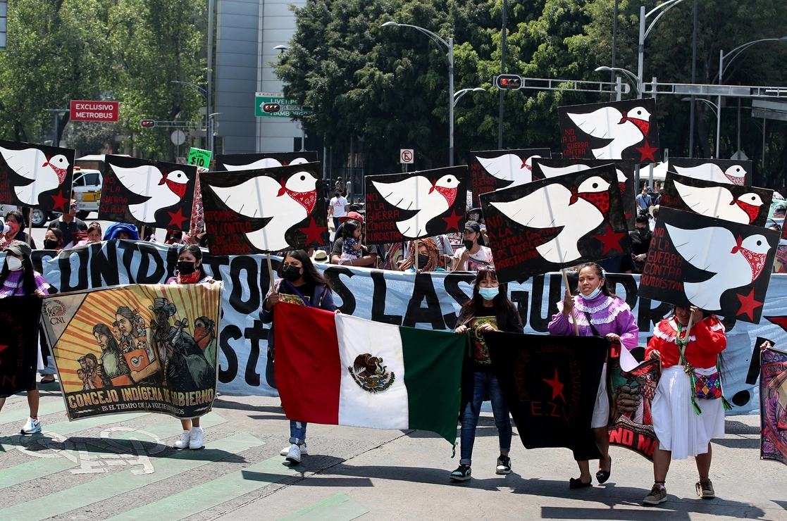 Integrantes de diversos colectivos marcharon ayer del Ángel al Hemiciclo a Juárez. Foto María Luisa Severiano



