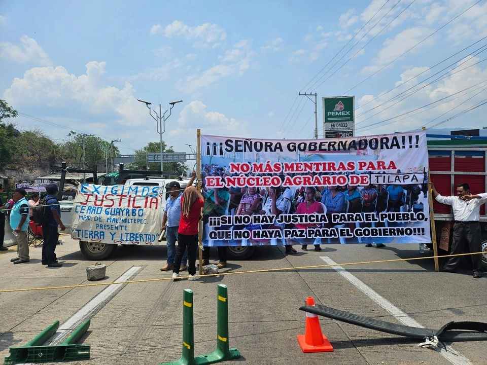 Cientos de indígenas Me´phaa (tlapanecos), provenientes de la comunidad de Tilapa, municipio de Malinaltepec, en la Montaña Alta de Guerrero, bloquean la Autopista del Sol México-Acapulco,