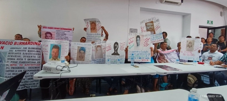 Familiares de las víctimas que fueron fusilados y desaparecidos por el Ejército en Guerrero. Foto Sergio Ocampo
