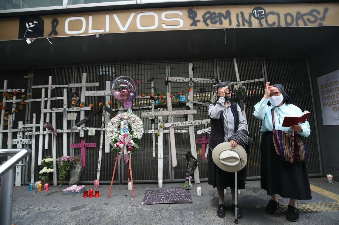 Familiares de las víctimas del colapso de la Línea 12 conmemoraron el primer aniversario de los hechos con la instalación de un altar sobre avenida Tláhuac, a la altura de la estación Olivos, el 3 de mayo de 2022. Foto Luis Castillo