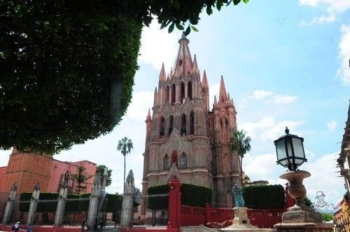 La parroquia de San Miguel Arcángel, en el centro histórico de San Miguel de Allende, Guanajuato, Foto Carlos García / Archivo