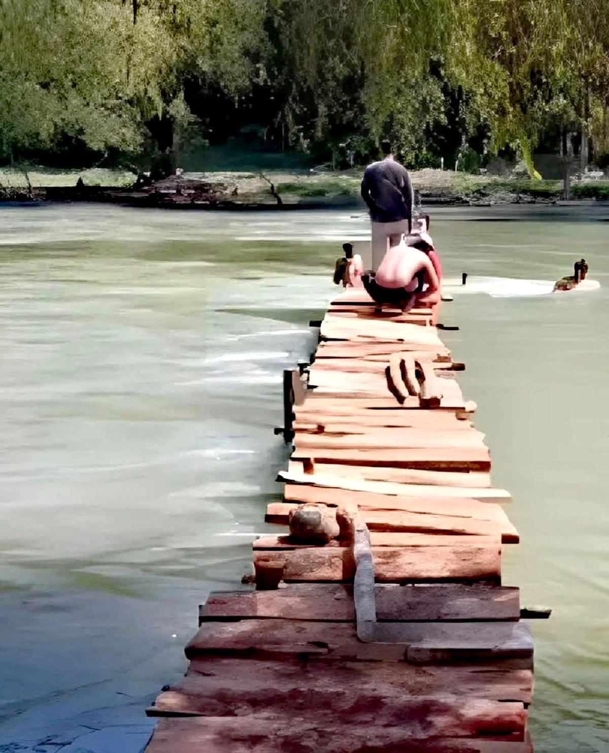 Pobladores de Vado Hondo, en el municipio de Jacala de Ledezma, habilitaron una rudimentaria tirolesa con una canastilla para poder cruzar el río Amajac. Foto 

