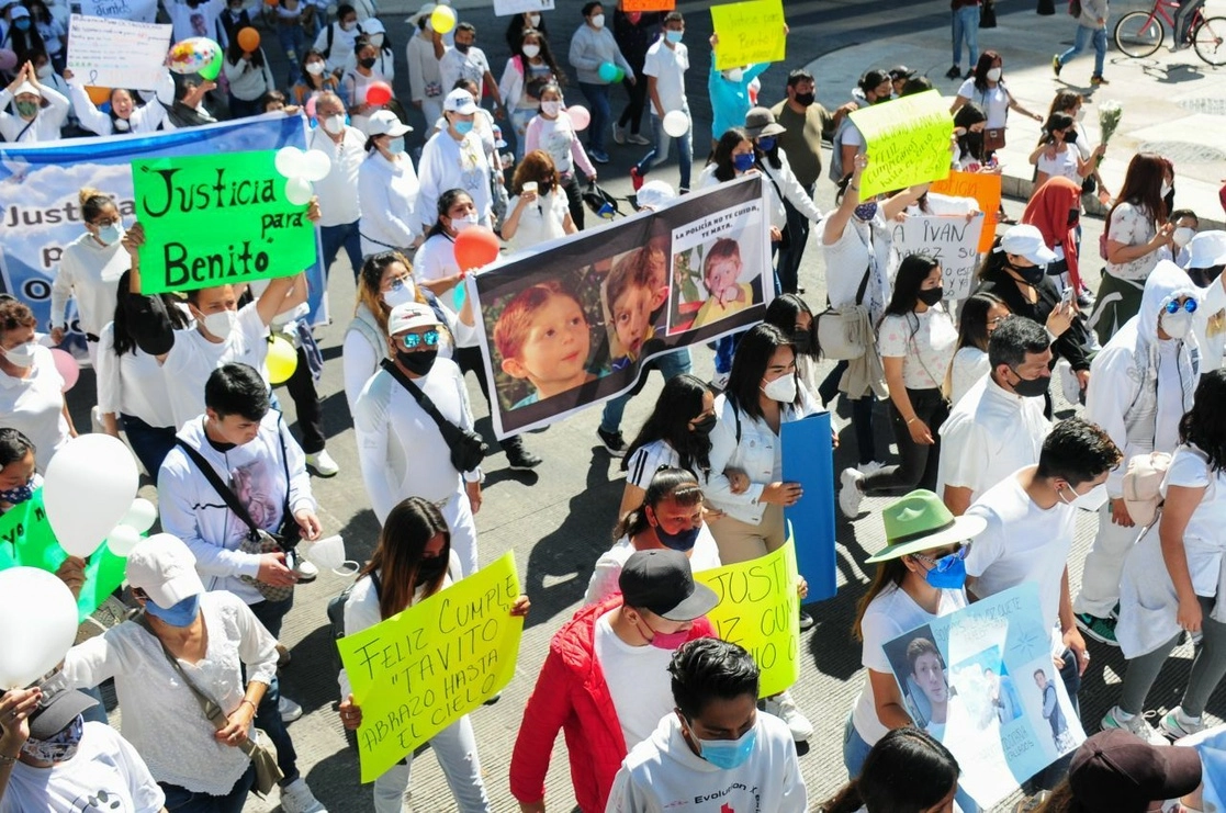 Los padres de Octavio Ocaña encabezaron una marcha en Villahermosa para exigir justicia por la muerte del actor luego de una persecución policial. Foto Cuartoscuro