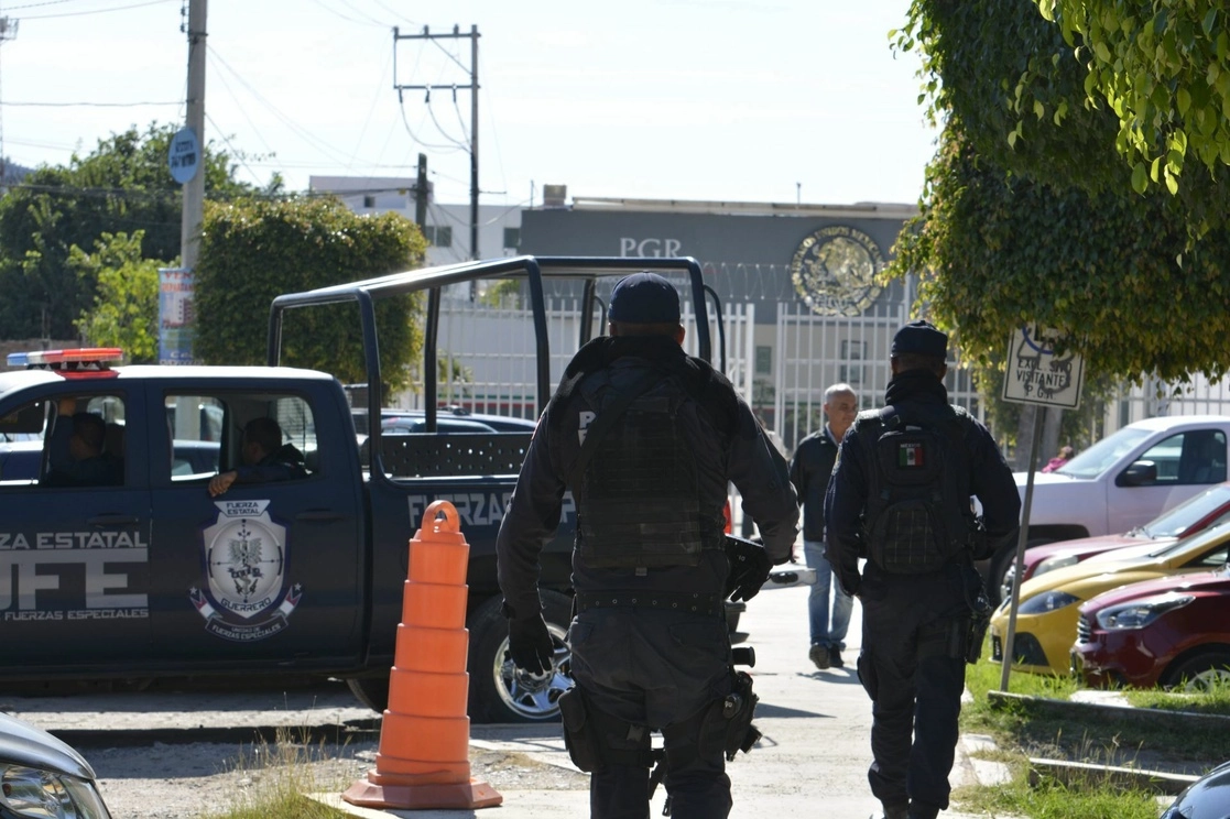 Familiares de César Ojeda Cano tienen sospecha “de que fue la misma policía, conocida como Unidad de Fuerzas Especiales (UFE)" quien se llevó al microempresario. En la imagen, elementos de la UFE en Chilpancingo. Foto Cuartoscuro / Archivo