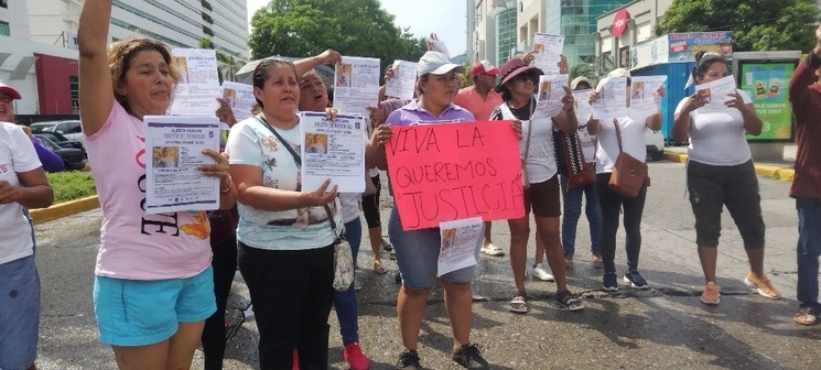 Familiares y amigos piden que se agilicen los operativos de búsqueda. Foto Héctor Briseño