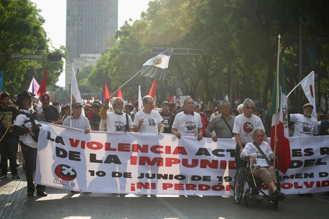 El contingente histórico encabezado por el sobrevivientes y estudiantes del Halconazo camina rumbo al Zócalo de la CDMX. Foto 