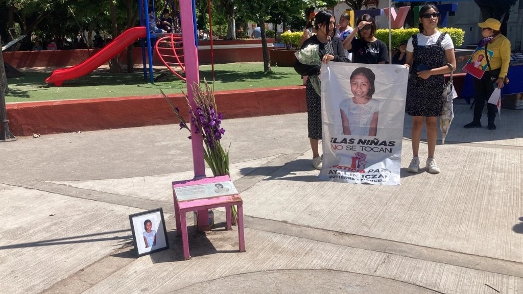 A pesar de las amenazas de la delincuencia organizada, se llevó a cabo una marcha en la cabecera municipal de Tixtla. Foto La Jornada
